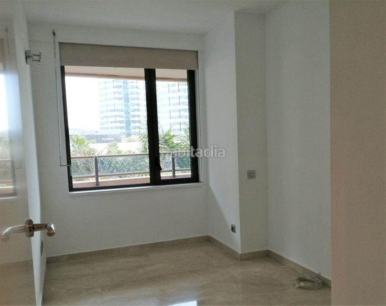 Foto 7f3d8e5d-8b65-4190-8d48-54fafa3bfb4f. Piso con balcon de 25m2 , con piscina y vigilancia )) en Barcelona