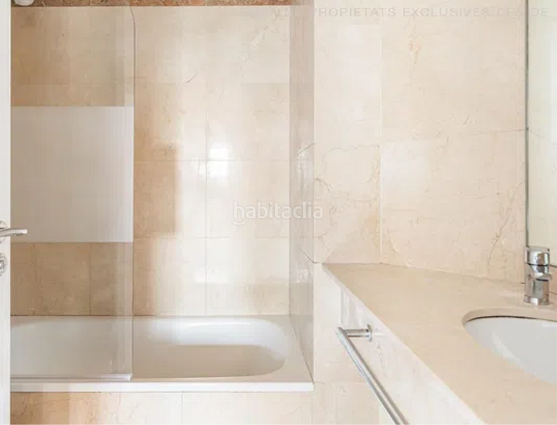 Foto 86e2d568-a724-4622-bd12-bb99efb3384b. Piso con balcon de 25m2 , con piscina y vigilancia )) en Barcelona