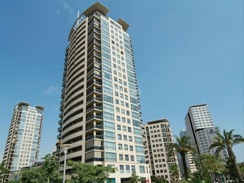 Foto 8d1f04d9-5b27-4621-9835-671fbb43d92c. Piso con balcon de 25m2 , con piscina y vigilancia )) en Barcelona