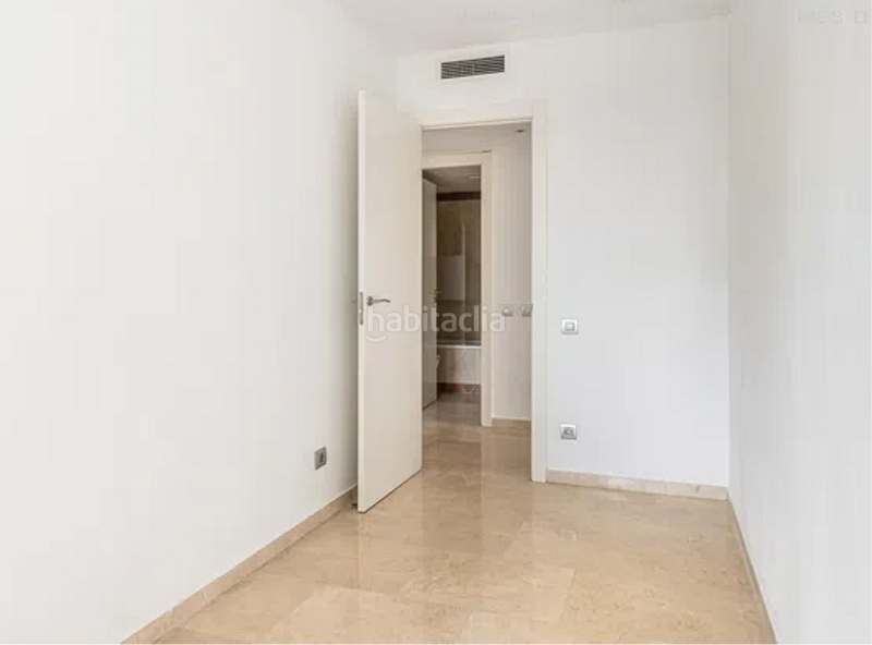 Foto 9cac6c09-24d8-45aa-b99e-f69f1590834e. Piso con balcon de 25m2 , con piscina y vigilancia )) en Barcelona
