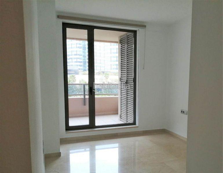 Foto a940cb74-ce19-4e45-9672-efb6db26d0ca. Piso con balcon de 25m2 , con piscina y vigilancia )) en Barcelona