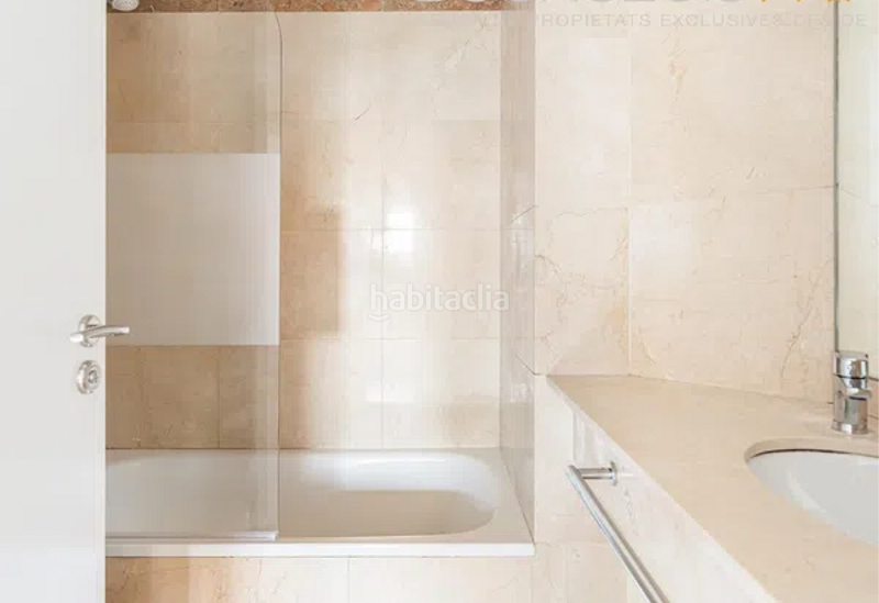 Foto b1a62e56-d8de-43db-9595-ce5cb1ebc637. Piso con balcon de 25m2 , con piscina y vigilancia )) en Barcelona