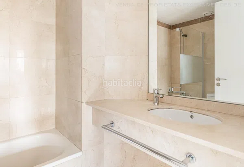 Foto c748f1a1-cb84-4a4c-8a04-b8f302404049. Piso con balcon de 25m2 , con piscina y vigilancia )) en Barcelona
