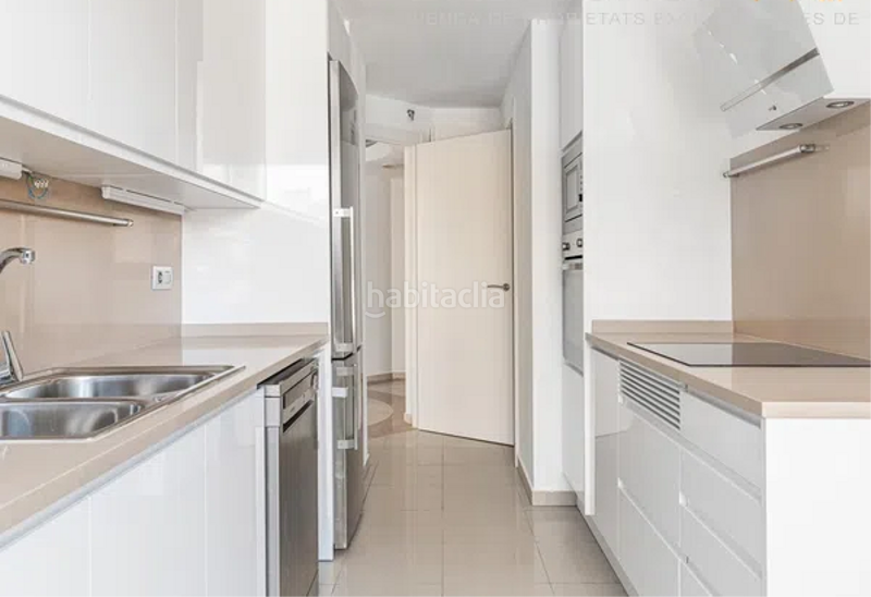 Foto d3a84e06-9838-4ad3-9ed7-130475b23ecc. Piso con balcon de 25m2 , con piscina y vigilancia )) en Barcelona