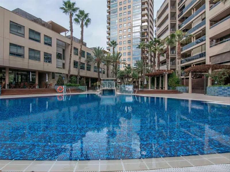 Foto e7fb6fcf-d5f1-4975-99fb-563e4e12e35f. Piso con balcon de 25m2 , con piscina y vigilancia )) en Barcelona