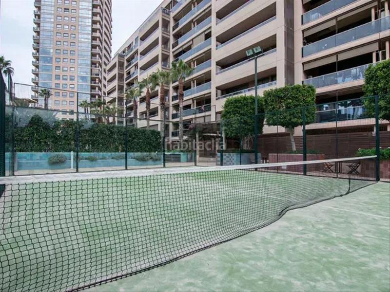 Foto f20ce01c-54b4-486b-9583-9f17febef3db. Piso con balcon de 25m2 , con piscina y vigilancia )) en Barcelona