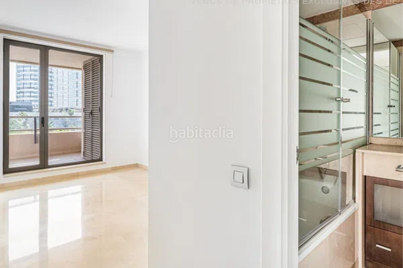 Foto f45e6ace-cdbf-4e2d-840e-a813145640ab. Piso con balcon de 25m2 , con piscina y vigilancia )) en Barcelona