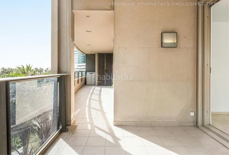 Foto f49b52a9-b0ad-4fff-aa37-64f86e9dd699. Piso con balcon de 25m2 , con piscina y vigilancia )) en Barcelona