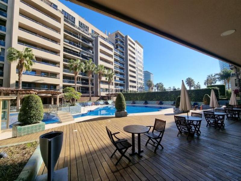 Foto fa3678ff-e293-4b05-aa24-5abf11f72bd6. Piso con balcon de 25m2 , con piscina y vigilancia )) en Barcelona