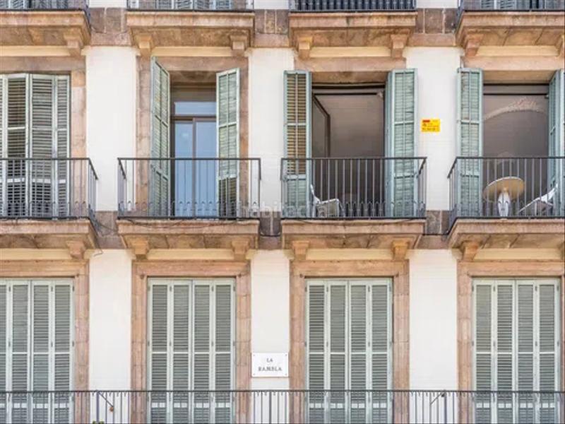 Foto 503b8b2d-a685-44df-962c-2ff5e94f957c. Piso duplex exclusivo de 147 m2 , esquinero en la rambla ! en Barcelona