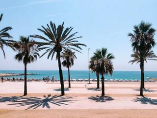 Alquiler Piso  Carrer de fluvià. Alto, amueblado, tranquilo , junto las playas ))