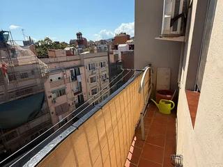 Etagenwohnung in El Clot. Muy alto, con balcon , tranquilo y soleado .
