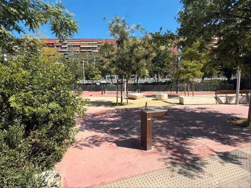 Foto e9234700-45f4-44fc-a983-7d9161b96ab0. Piso muy alto, con balcon , tranquilo y soleado . en Barcelona