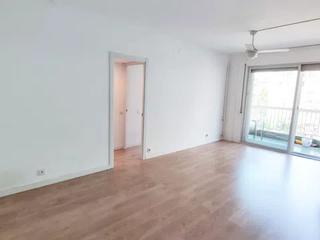 Piso  Carrer de còrsega. Alto, grande ,con 4 hab , balcon y parking