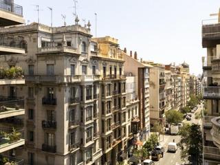 Location Appartement  Carrer de muntaner. Grande de 178m2, 4 hab, 2 baños, balcon ))