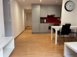 Lloguer Pis  Carrer de dalmàcia. Amueblado, equipado, pintado, con patio 4m2, mejor zona de sarri