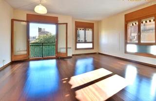 Pis  Carrer de matilde. Alto con balcon, 4 hab, parking !