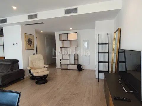 Foto 171989cc-7c7b-4a26-ac8e-0b0c5bf51c56. Àtic amb calefacció a La Bordeta Barcelona