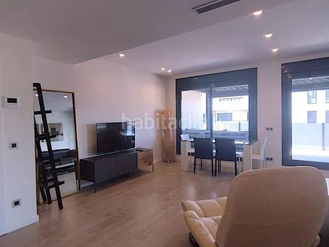 Foto 57309def-3cae-4d44-ae50-2131fdfb778b. Àtic amb calefacció a La Bordeta Barcelona