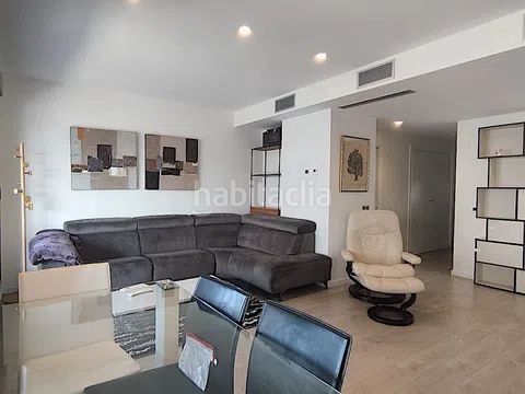 Foto 96c05a66-de76-4444-b828-fba5766e3fa9. Àtic amb calefacció a La Bordeta Barcelona