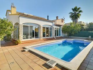 Casa  Carrer de s�crates. Tranquila en buen estado con piscina !
