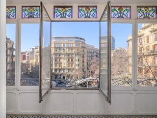Piso  Rambla de catalunya. Alto, grande , con balcon y vistas !