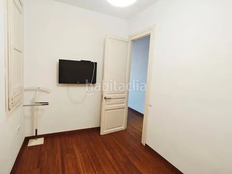 Foto 1da065d1-ad74-487f-a078-68241bacea46. Lloguer àtic amb calefacció a La Nova Esquerra de l´Eixample Barcelona