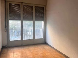 Pis  Carrer de las navas de tolosa. Exterior con 2 habitaciones en clot ! �