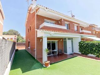 Casa aparellada  Carrer puigmal. 3 plantas con jard�n , terraza , balcon cerca de la playa !
