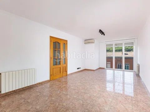 Foto 5df08fed-cd69-4612-b727-0bb21b2c4a30. Flat with heating in Can Peguera Barcelona
