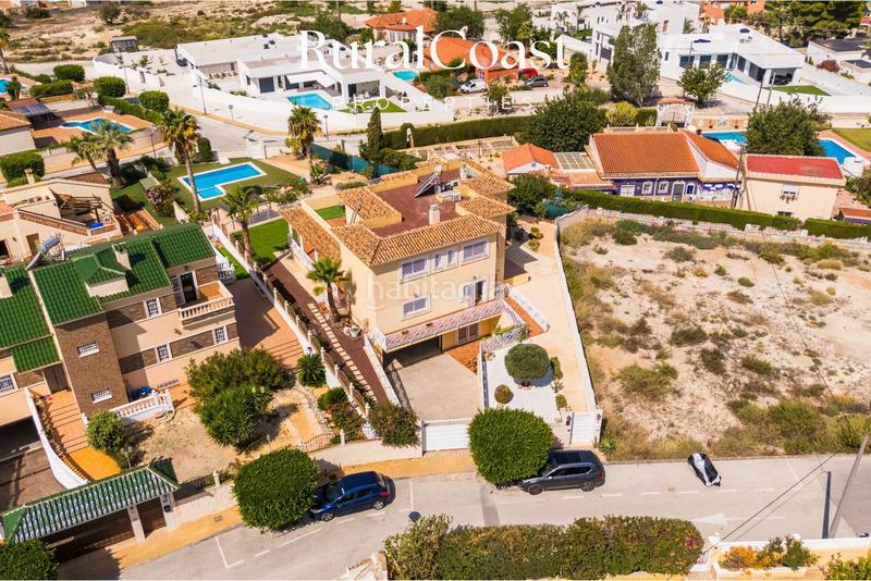 Foto 49a4e02e-2c5a-4a45-a617-9acdc42e1fb6. Chalet magnifica villa de 500m2, 1200m2 parcela, 5 habitaciones, 3 baños, sótano, calefacción, aire acondicionado y piscina. en Busot