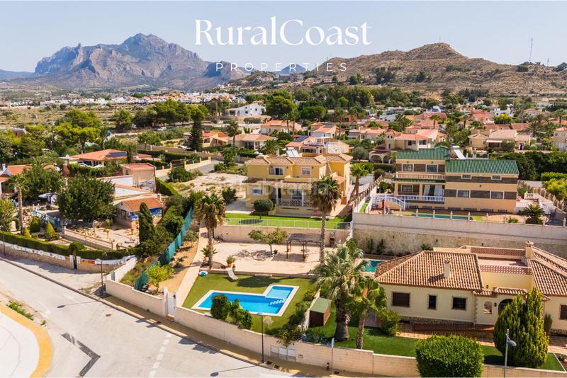 Foto a8578be1-dafd-4518-9f02-ec7a3e28ab4a. Chalet magnifica villa de 500m2, 1200m2 parcela, 5 habitaciones, 3 baños, sótano, calefacción, aire acondicionado y piscina. en Busot