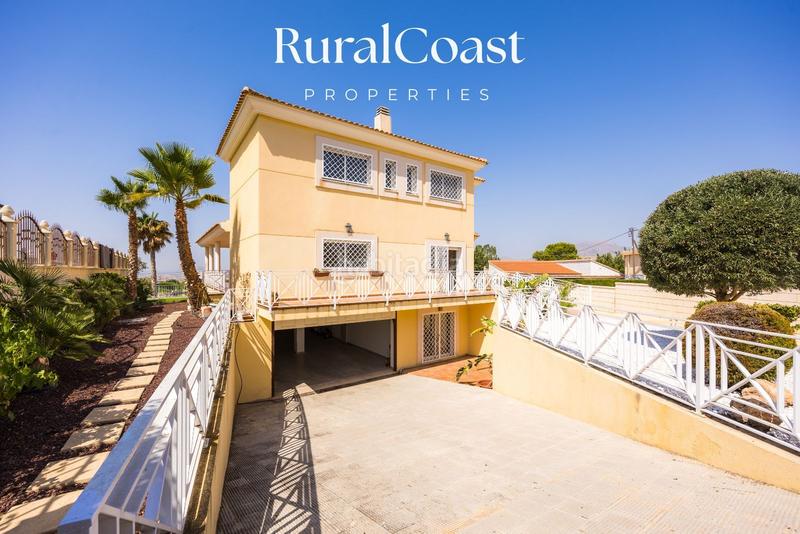 Foto adf71be1-b026-47ad-9691-cfb6959de910. Chalet magnifica villa de 500m2, 1200m2 parcela, 5 habitaciones, 3 baños, sótano, calefacción, aire acondicionado y piscina. en Busot