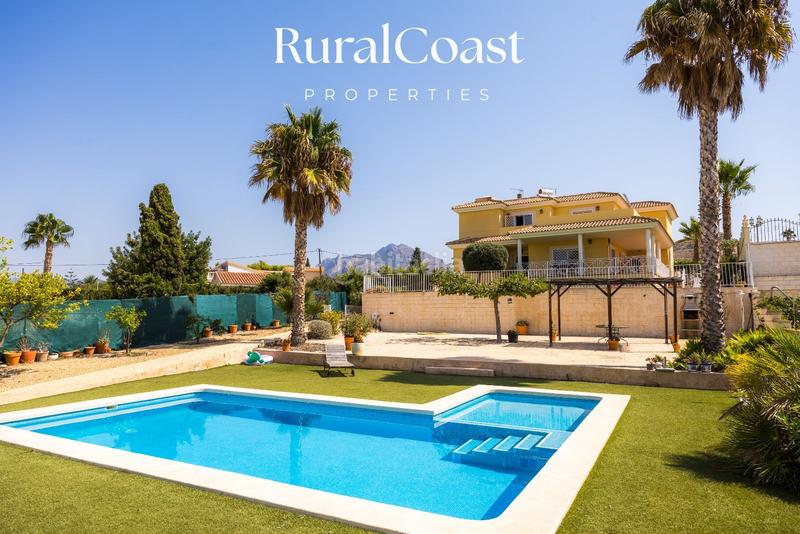 Foto d8a2748b-14a6-4948-a00a-2dd0db19dec0. Chalet magnifica villa de 500m2, 1200m2 parcela, 5 habitaciones, 3 baños, sótano, calefacción, aire acondicionado y piscina. en Busot