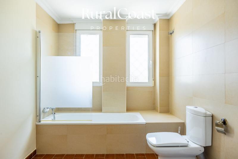 Foto e60b5163-fca9-44c4-8e52-0a252dec36a1. Chalet magnifica villa de 500m2, 1200m2 parcela, 5 habitaciones, 3 baños, sótano, calefacción, aire acondicionado y piscina. en Busot