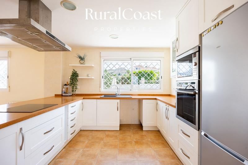 Foto 05c2634c-9b89-4bd2-a686-d36c14c0aecb. Chalet magnifica villa de 500m2, 1200m2 parcela, 6 habitaciones, 3 baños, sótano, calefacción, aire acondicionado y piscina. en Busot