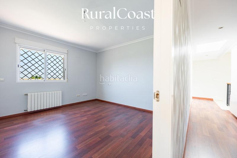 Foto 12d14ac2-db41-4fb0-b868-fbde36dc2bb2. Chalet magnifica villa de 500m2, 1200m2 parcela, 6 habitaciones, 3 baños, sótano, calefacción, aire acondicionado y piscina. en Busot