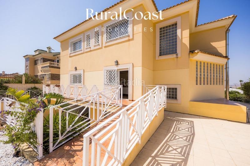 Foto 206caf17-32d3-4752-885d-71eab703f30c. Chalet magnifica villa de 500m2, 1200m2 parcela, 6 habitaciones, 3 baños, sótano, calefacción, aire acondicionado y piscina. en Busot