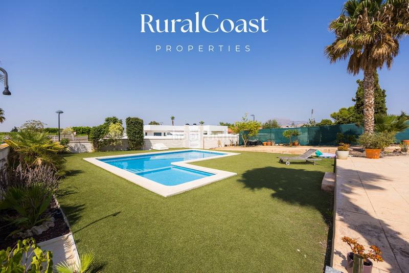 Foto 3fc0d3f3-dc00-4cda-8031-ef2e93f59803. Chalet magnifica villa de 500m2, 1200m2 parcela, 6 habitaciones, 3 baños, sótano, calefacción, aire acondicionado y piscina. en Busot