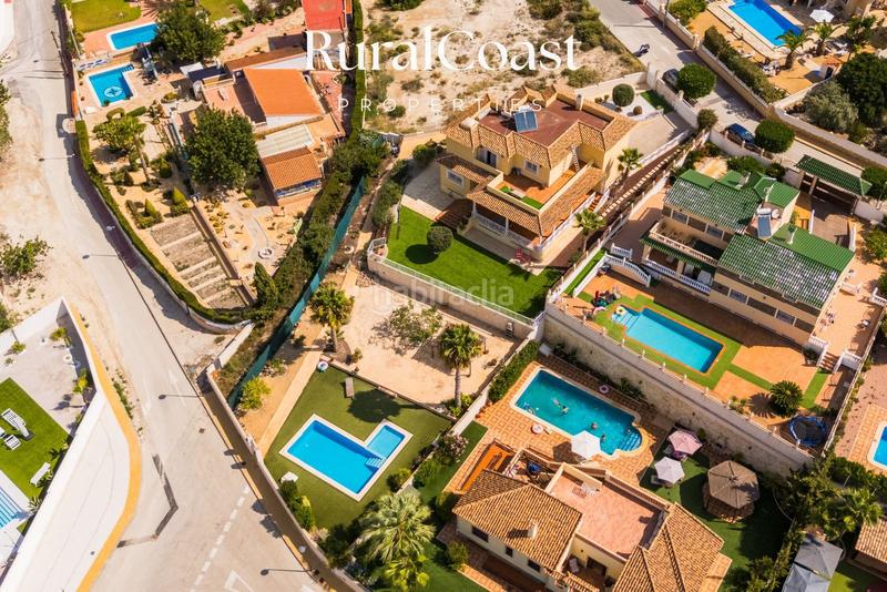 Foto 5aace31a-cb85-4034-a92a-02c806bc72b1. Chalet magnifica villa de 500m2, 1200m2 parcela, 6 habitaciones, 3 baños, sótano, calefacción, aire acondicionado y piscina. en Busot