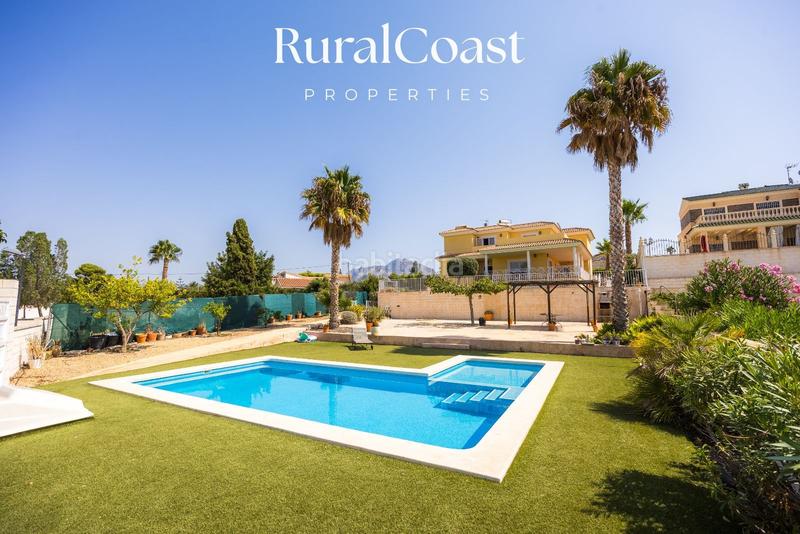 Foto 5b30754a-d538-4d9d-b102-ab5e08fe360a. Chalet magnifica villa de 500m2, 1200m2 parcela, 6 habitaciones, 3 baños, sótano, calefacción, aire acondicionado y piscina. en Busot