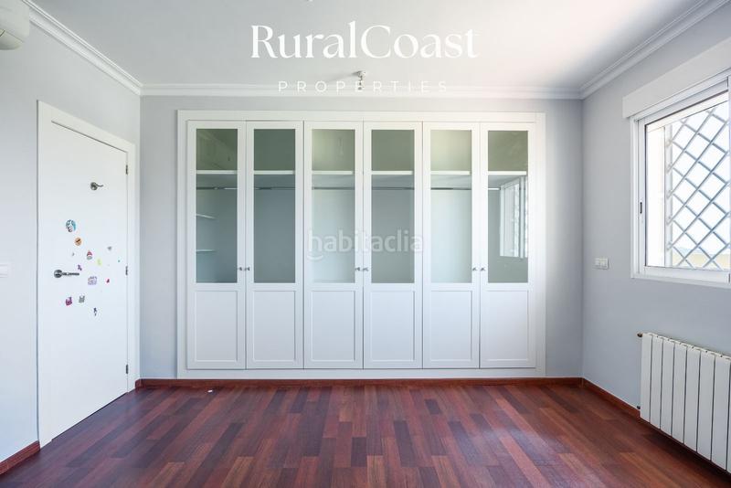 Foto 8f31a9b4-4b57-4466-a64e-f5c282ae99b3. Chalet magnifica villa de 500m2, 1200m2 parcela, 6 habitaciones, 3 baños, sótano, calefacción, aire acondicionado y piscina. en Busot