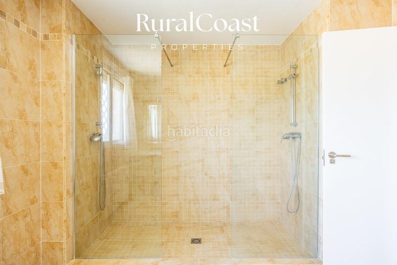 Foto a962497a-6b2d-43fb-9fe2-c8d53c135bba. Chalet magnifica villa de 500m2, 1200m2 parcela, 6 habitaciones, 3 baños, sótano, calefacción, aire acondicionado y piscina. en Busot