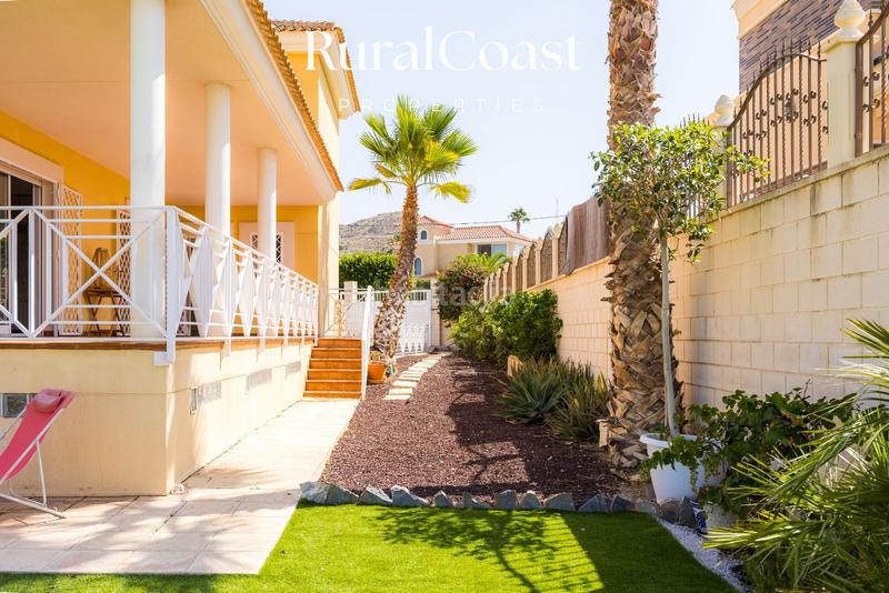 Foto c0609d0c-b4b5-4b64-b9e7-3171967516ac. Chalet magnifica villa de 500m2, 1200m2 parcela, 6 habitaciones, 3 baños, sótano, calefacción, aire acondicionado y piscina. en Busot