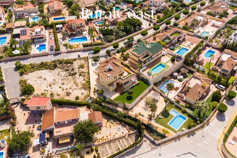 Foto c230bc0a-6005-4bf5-a428-f61d5bad41e4. Chalet magnifica villa de 500m2, 1200m2 parcela, 6 habitaciones, 3 baños, sótano, calefacción, aire acondicionado y piscina. en Busot