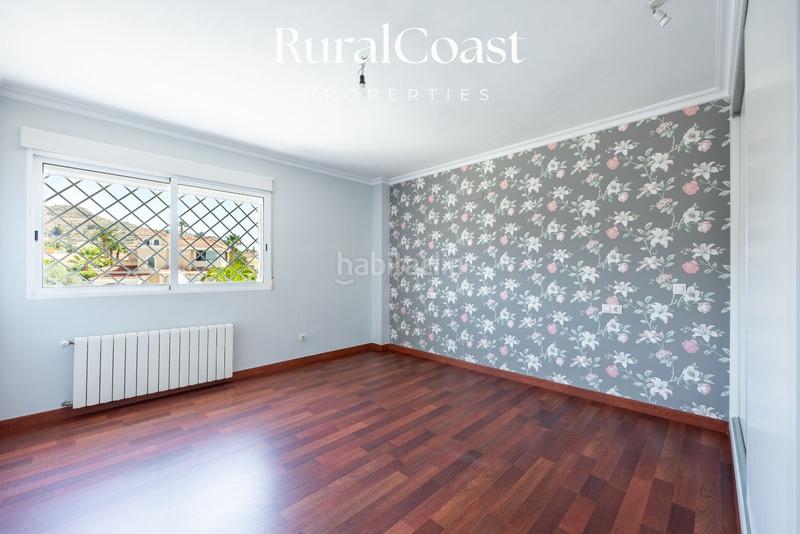 Foto ce3ac50c-9cac-40d1-bf21-e4d4dff9e13f. Chalet magnifica villa de 500m2, 1200m2 parcela, 6 habitaciones, 3 baños, sótano, calefacción, aire acondicionado y piscina. en Busot