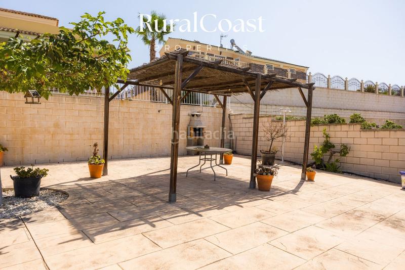 Foto f53b9eb4-525c-4bcd-bf5e-4ec915aa09a2. Chalet magnifica villa de 500m2, 1200m2 parcela, 6 habitaciones, 3 baños, sótano, calefacción, aire acondicionado y piscina. en Busot