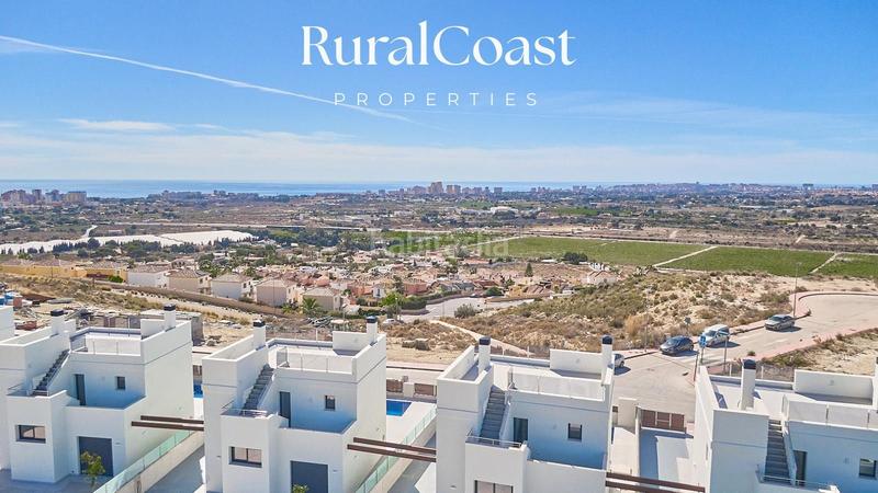 Foto 1b9cc062-0a23-4c64-8062-48f9730b63ed. Chalet  independiente de 118m2 en el campello. piscina privada y vistas al mar y montaña en Mutxamel