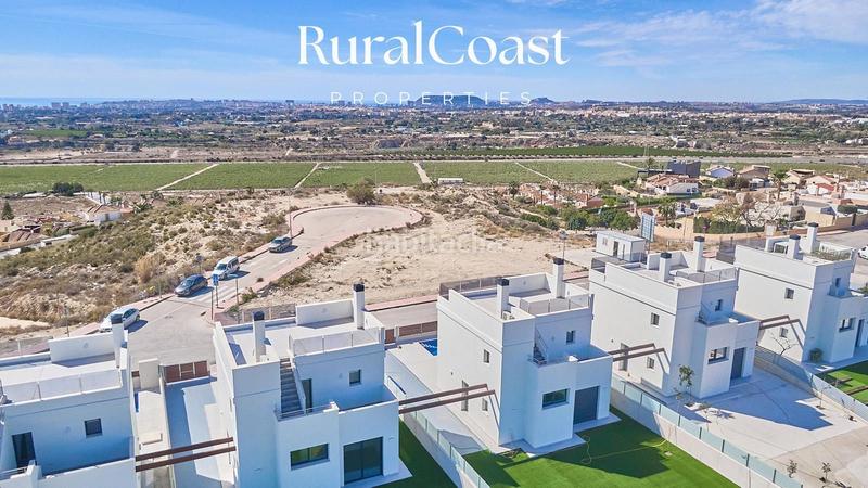 Foto 5f54c226-d980-4eb3-bdb9-475c0c773dc5. Chalet  independiente de 118m2 en el campello. piscina privada y vistas al mar y montaña en Mutxamel