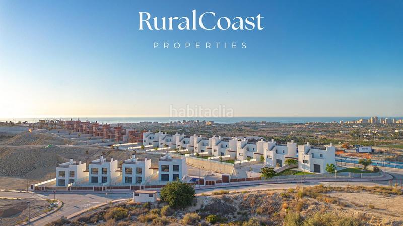 Foto f2e4cdf3-a4bd-4405-8ea9-ffea1da5e9e2. Chalet  independiente de 118m2 en el campello. piscina privada y vistas al mar y montaña en Mutxamel